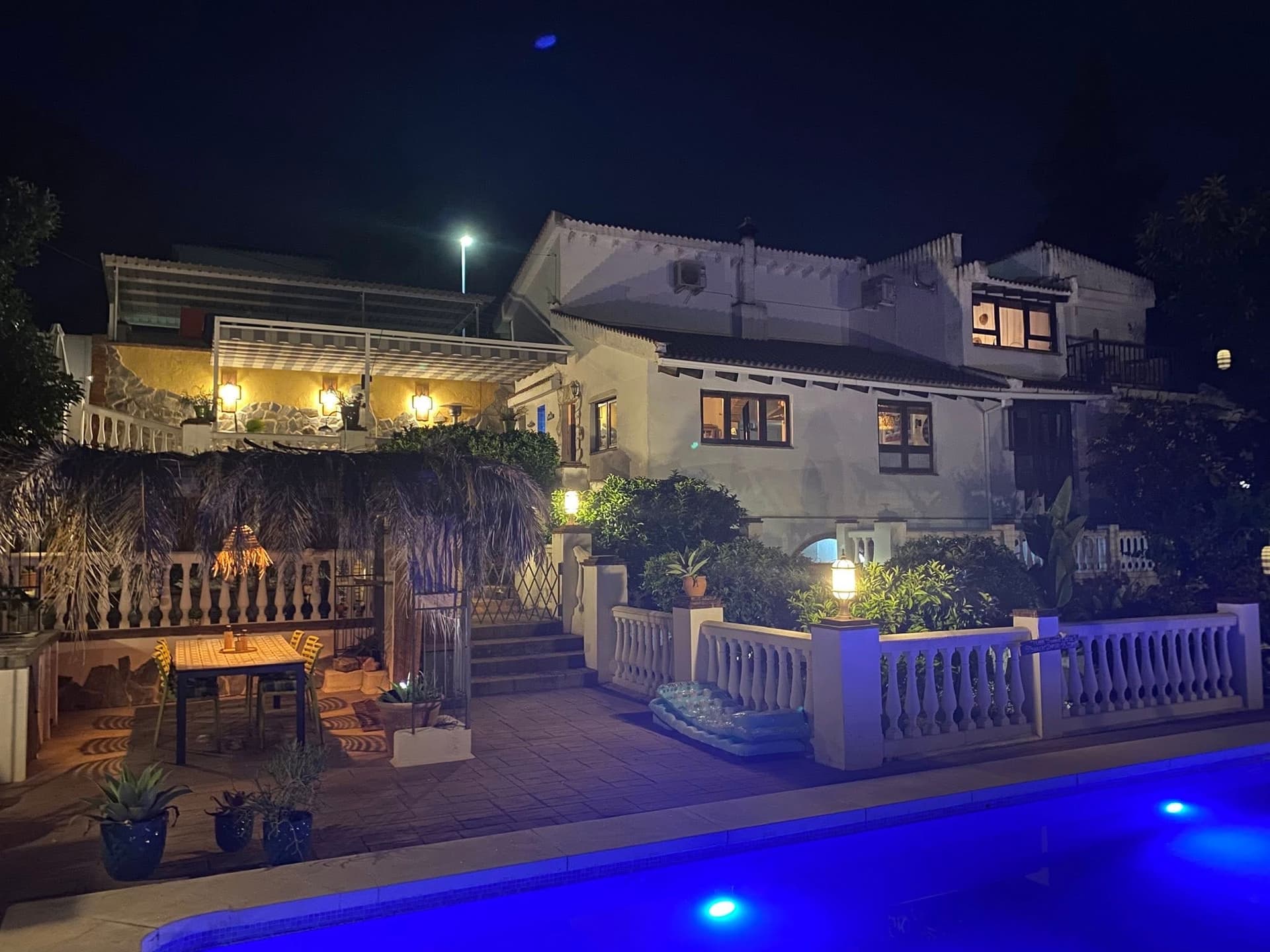 Casa la Sorpresa night view